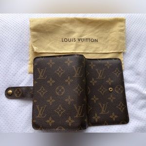 Louis Vuitton Zip Around Classic LV Monogram Wallet  🌺🌺